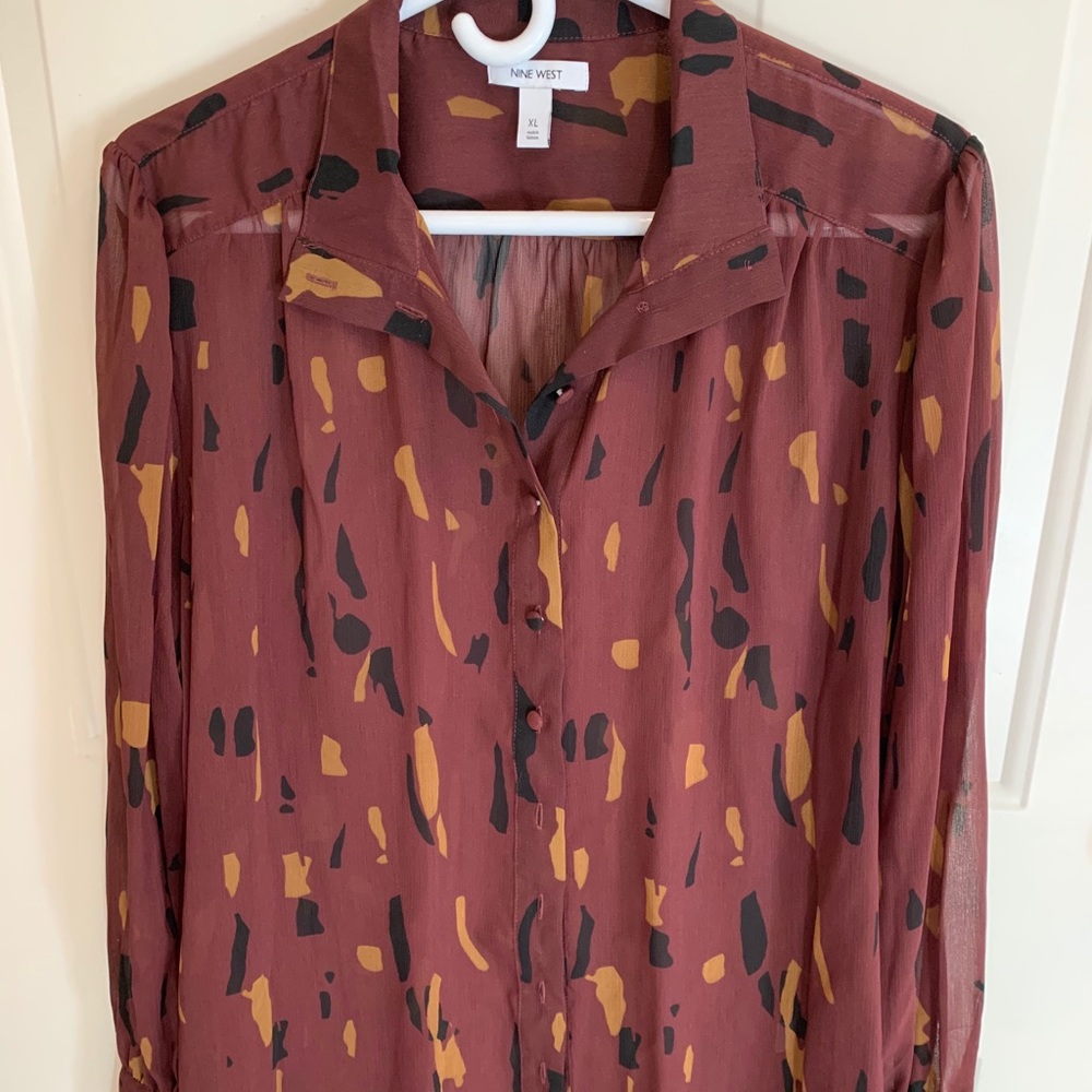 NWOT Beautiful button down blouse. Size XL